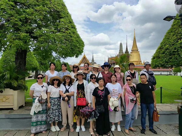 與泰王室最大規(guī)模宮殿大皇宮合影.jpg