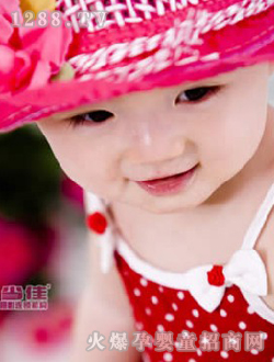 小鬼當(dāng)佳草莓娃娃照
